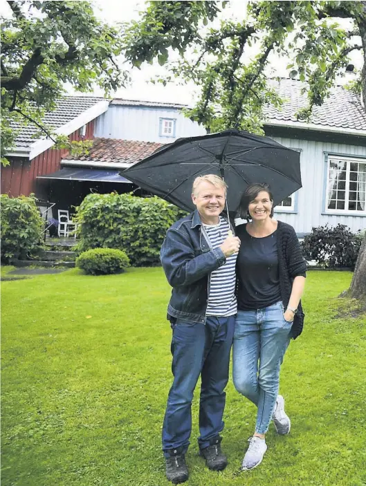  ??  ?? TRIVES GODT: I dette huset på Bakken i Skien bor de to familiene tett i tett. Her står de foran hver sin del av huset. (F.v.) Bård Waerstad, Charlotte Hegge Waerstad, Eva Waerstad og Ole Magne Johnsen.