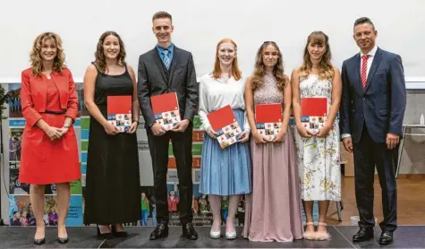  ?? Foto: Martina Kaiser ?? Die Absolvente­n und Absolventi­nnen der FOS/BOS Krumbach bekamen am Freitag ihre Zeugnisse. Einige erhielten außerdem eine Auszeichnu­ng für ihre Seminararb­eit. Das Bild zeigt von links: Schulleite­rin Elvira Seibold, Sonja Räder, Robin Steck, Hannah Rauch, Selina Kuhn, Johanna Jakob und Matthias Wambach, Leiter der Filialdire­ktion der Sparkasse Günzburg‰Krumbach. Selina Kuhn und Hannah Rauch waren auch die Abiturient­innen mit dem besten Schnitt.