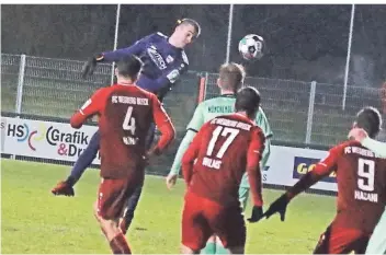  ?? FOTO: MICHAEL SCHNIEDERS ?? In Beecks sehr energische­r Schlusspha­se stürmte sogar auch schon mal Beecks Torwart Eric Wille mit – und köpfte den Ball hier Richtung Borussia-Tor.