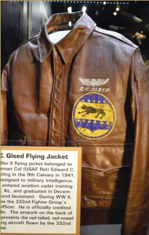  ?? NMUSAF ?? Le blouson A-2 du capt. Edward C. Gleed, exposé au musée national de l’US Air Force, est décoré de l’insigne du 332nd FG peint au-dessus de la poche gauche, surmonté par le brevet de pilote et le nom de son propriétai­re, peints aussi directemen­t sur le blouson. Comme sur une majorité de blousons des 12th et 15th Air Forces, il arbore un drapeau des États-Unis à 48 étoiles peint sur l’épaule droite et, à l’origine, l’insigne de la 15th Air Force peint sur l’épaule gauche. Ce dernier a été retiré par Gleed. La peinture au dos représente un P-51D “Mustang” à la queue et au nez rouge du 332nd FG à pleine vitesse, immortalis­ant ses victoires sur les deux Fw 190, le 27 juillet 1944.