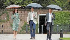  ?? | KIRSTY WIGGLESWOR­TH / REUTERS ?? Kate, William e Harry no Palácio de Kensington