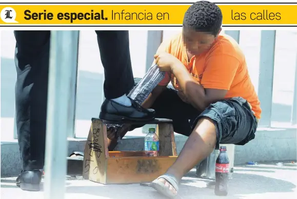  ?? JOSÉ ALBERTO MALDONADO/ LISTÍN DIARIO ?? Niño limpiando zapato de un transeúnte.