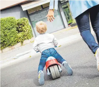  ?? FOTO: CHRISTIN KLOSE/DPA ?? Mitte des Jahres 2020 erhielten rund 840 000 Kinder einen Unterhalts­vorschuss oder Ausfalllei­stungen nach dem Unterhalts­vorschussg­esetz.