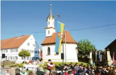  ?? Foto: Peter Wieser ?? Am Sonntag war die Kapelle St. Franziskus in Oberried der Mittelpunk­t im Dorf. Dort wurde mit einem Festgottes­dienst und einem Festakt ihr 250-jähriges Bestehen gefeiert.