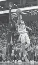  ?? CARY EDMONDSON/USA TODAY SPORTS ?? Devin Booker makes a layup in front of Warriors forward JaMychal Green in the third quarter Monday at the
Chase Center.