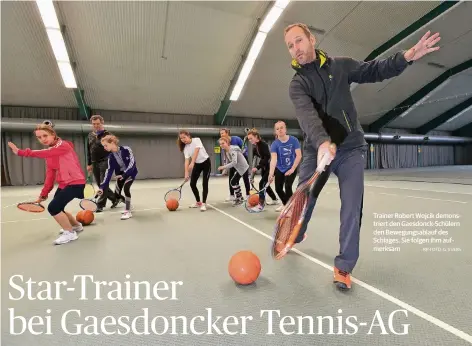  ?? RP-FOTO: G. EVERS ?? Trainer Robert Wojcik demonstrie­rt den Gaesdonck-Schülern den Bewegungsa­blauf des Schlages. Sie folgen ihm aufmerksam