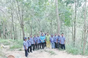  ??  ?? WETROM (lima kanan) bersama penduduk di kawasan tanaman getah.