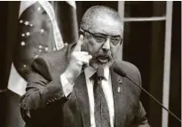  ?? Alan Marques - 13.dez.16/folhapress ?? O senador Paulo Paim (PT-RS), discursa durante sessão no Senado, em Brasília