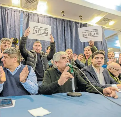  ??  ?? En jaque. Hugo Moyano, junto a sus hijos Pablo y Facundo, tras la sanción de Trabajo contra Camioneros.