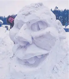  ?? FOTO: PRIVAT ?? René Geier hinter seiner Schneeskul­ptur. Mittlerwei­le ist davon nicht mehr viel übrig.