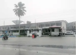  ??  ?? Flash flood in front of Oya Road Polyclinic.