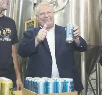  ??  ?? En visite mardi dans une brasserie de Picton, en Ontario, Doug Ford a précisé que le programme «buck-a-beer» («une bière à une piastre») ne coûterait rien aux contribuab­les. - La Presse canadienne: Lars Hagberg