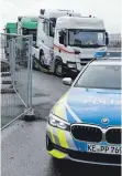  ?? FOTO: THHE ?? Ein Transporte­r beförderte drei statt zwei Sattelzugm­aschinen. Das kann jetzt teuer werden.