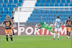  ??  ?? Cuéllar detuvo el penalti ejecutado por Parejo.