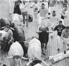  ??  ?? > Encierro en la fiesta de los Sanfermine­s en Pamplona.