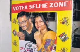  ?? RAJESH KUMAR / HT PHOTO ?? ▪ A couple poses for a photograph after voting during the seventh and final phase of Lok Sabha elections at a poll booth in Varanasi, Uttar Pradesh on Sunday.