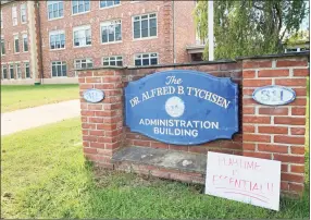  ?? Adam Hushin / Hearst Connecticu­t Media ?? Middletown’s Board of Education central office at 311 Hunting Hill Ave.