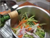  ??  ?? Dans une cocotte, faire revenir les légumes avec un filet d’huile d’olive, puis du vin blanc.