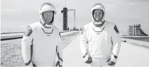  ??  ?? Estilo. El diseñador planeó junto con Spacex y la NASA los trajes que Bob Behnken y Doug Hurley utilizan para la misión hacia el espacio.