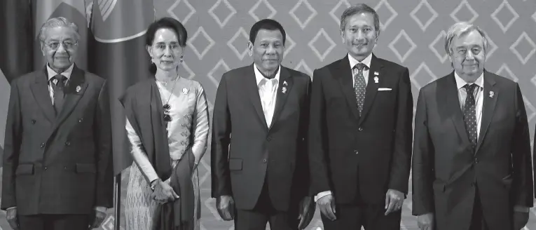  ?? AFP PHOTO ?? (FROM L to R) Malaysia’s Prime Minister Mahathir Mohamad, Myanmar’s State Counsellor Aung San Suu Kyi, President Rodrigo Duterte, Singapore’s Foreign Minister Vivian Balakrishn­an and UN Secretary-General Antonio Guterres pose for a photo during the 10th ASEAN-UN Summit in Bangkok on the sidelines of the 35th Associatio­n of Southeast Asian Nations (ASEAN) Summit.