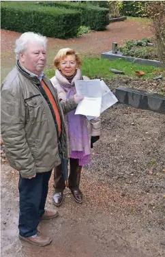  ??  ?? Adolf und Liesel Weidemann vor dem kläglichen Rest des Familiengr­abes. Grabstein, Einfassung, Laterne und Pflanzen sind verschwund­en.