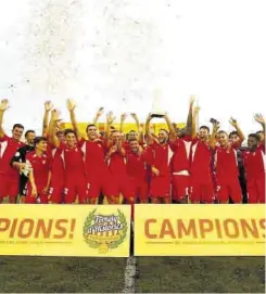  ?? // TORNEIG D'HISTÒRICS ?? El Terrassa lo celebró tras la entrega del Trofeo