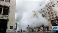  ?? AP/RICHARD DREW ?? Steam from a burst asbestos-lined pipe envelopes part of New York’s Fifth Avenue early Thursday.