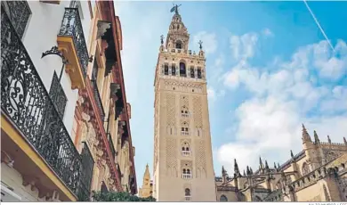  ?? JULIO MUÑOZ / EFE ?? La cara norte de la Giralda, la última que se ha restaurado.