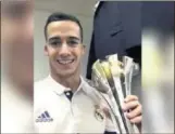  ??  ?? Lucas Vázquez volvió a repetir su ritual de mandarle un vídeo a su amigo Borja desde el vestuario con el trofeo conquistad­o.