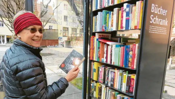  ?? Foto: Aykut‰Can Baytak (Archivbild) ?? Der Bücherschr­ank vor der Kirche St. Jakob in Friedberg ist beliebt.