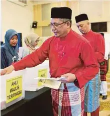  ?? PIC BY GHAZALI KORI ?? Former menteri besar Datuk Seri Ahmad Razif Abd Rahman (centre) lost the Kuala Nerus division chief post by 41 votes to Apli Yusoff (right).