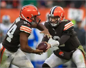  ?? TIM PHILLIS — FOR THE NEWS-HERALD ?? Baker Mayfield hands off to Nick Chubb Nov. 21against the Lions.