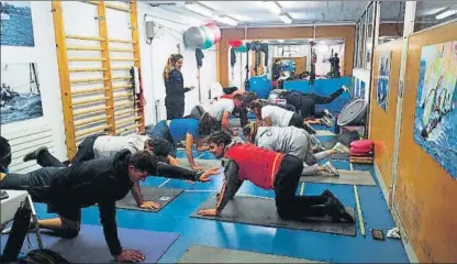  ?? FOTO: FACEBOOK RFEV ?? Haciendo ejercicio físico.
Los regatistas que se hallan en el CEAR de Santander no pueden navegar pero si utilizar el gimnasio