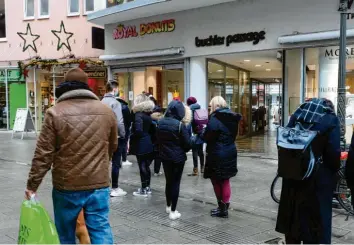  ??  ?? Vor manchen Geschäften bildeten sich in der Innenstadt am Wochenende Schlangen.