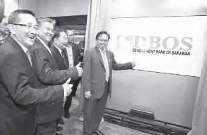  ??  ?? ABANG Johari memperkena­lkan logo DBOS ketika pembukaan rasmi pejabat bank berkenaan di Tingkat 2, Menara SEDC, Ithmus di Kuching.