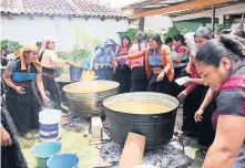  ??  ?? Mujeres prepararon alimentos durante el velorio del presidente municipal.