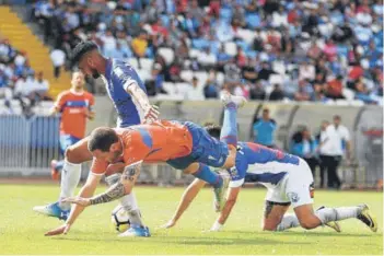  ??  ?? ► Augusto Barrios y Luciano Aued disputan un balón el pasado domingo.