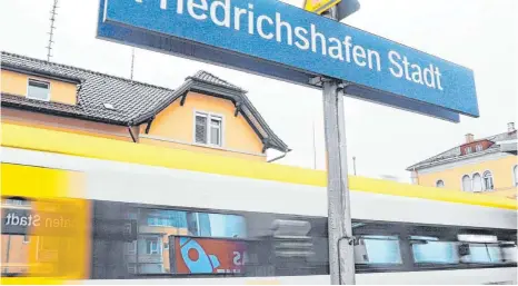  ?? FOTO: ALEXANDER TUTSCHNER ?? In Friedrichs­hafen müssen Fahrgäste aus Richtung Ulm in einen langsamen Dieselzug nach Radolfzell umsteigen.