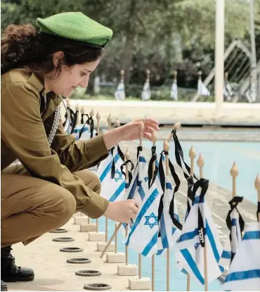  ?? Foto: dpa/Nir Alon ?? Gedenken an getötete Soldaten auf dem Berg Herzl