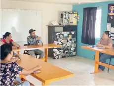  ??  ?? la titular
de Obras Públicas encabezó la reunión con docentes y padres de familia del plantel