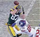  ?? MIKE DE SISTI / MILWAUKEE JOURNAL SENTINEL ?? Packers wide receiver Jordy Nelson is knocked out of Sunday’s game by Giants defensive back Leon Hall.