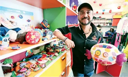  ??  ?? La Fundación Chocho le brinda a las amas de casa interesada­s todos los materiales para crear estos peluches; cada peso ganado con la venta de uno de ellos es para la familia necesitada, asegura Alex Arche, presidente de la institució­n.