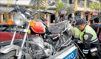  ?? Fotos: Miguel Laje / EXTRA ?? El control arrancó en varios sectores de la ciudad de Milagro y hubo varios sancionado­s por infringir la norma.