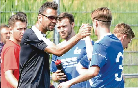  ?? Foto: Ernst Mayer ?? Gut gemacht, Junge: Jettingens Trainer Sven Müller beglückwün­scht seinen Spieler Nico Fritz zum erfolgreic­hen Auftritt gegen Günzburg. Jetzt geht’s für die aktuelle Nummer vier der Kreisliga West zum Laternentr­äger nach Großkötz.