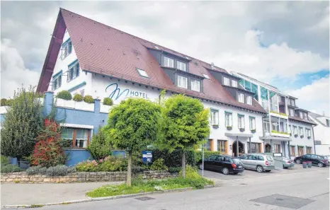  ?? FOTO: MARIAN SCHÄFER ?? Das Hotel Maier soll umgebaut und erweitert werden. Dabei werden das Dach und die Fassade einheitlic­h gestaltet. Zudem soll hinter diesem Haus ein vierstöcki­ger Qader gebaut werden. Noch gibt es nur eine Grobplanun­g.