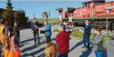  ?? Foto: Ronald Hinzpeter ?? Ortstermin am unbeschran­kten Bahnüberga­ng Gerlenhofe­n: Mitglieder des Bau‐ und Planungsau­sschusses nahmen ihn in Augenschei­n. Er soll so bald wie möglich umge‐ baut und sicherer gemacht werden.