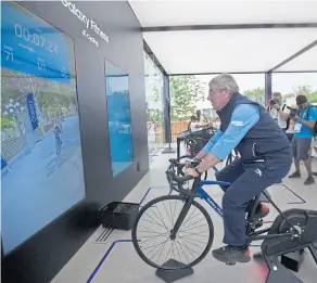  ??  ?? Bicicleta virtual, penales con éxito y un saludo a su predecesor, el belga Jacques Rogge, creador de los Juegos de la juventud