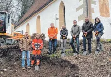  ?? FOTO: GEMEINDE HÜTTLINGEN ?? In Hüttlingen soll der Zugang zum Friedhof barrierefr­ei gestaltet werden. Jetzt war erster Spatenstic­h.