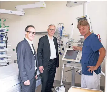  ?? RP-FOTO: THOMAS LAMMERTZ ?? Helios-Klinikgesc­häftsführe­r Alexander Holubars, AOK-Vorstandsm­itglied Matthias Mohrmann und Dr. Manuel Streuter, Chefarzt am Lungenzent­rum, zogen nach drei Jahren des Projekts ,Lebensluft’ Bilanz.