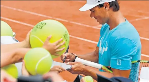  ??  ?? ADMIRADO. Rafa Nadal firma autógrafos después de la exhibición en la que participó en el Día de los Niños de Roland Garros.